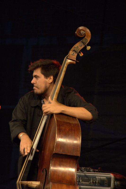 Basile Rahola speelt bas tijdens finale JazzContest Mechelen in 2018