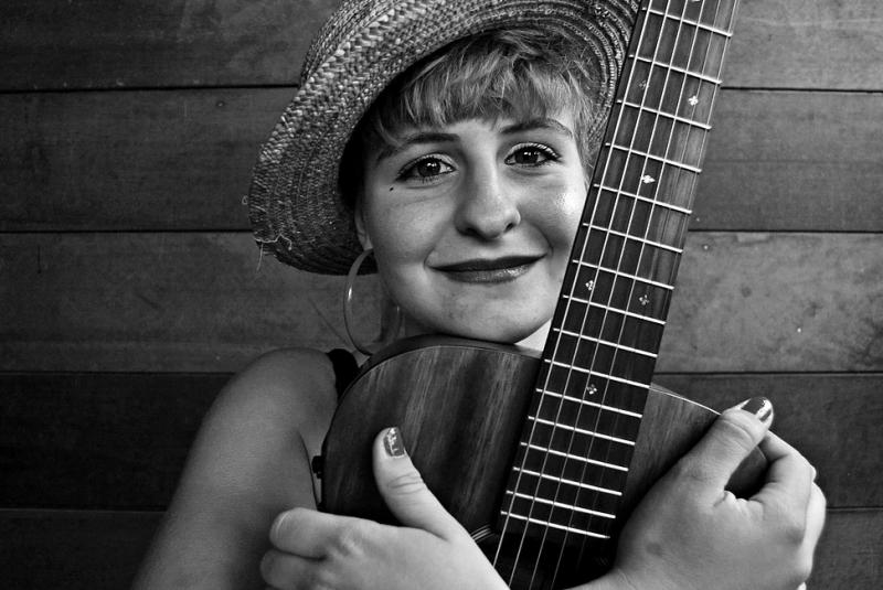 Muriel D'Ailleurs speelt gitaar