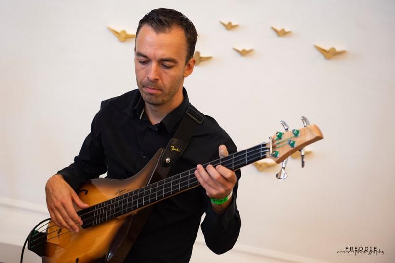 bassist Guylain Domas op Jazzathome 2019 in Den Breckpot