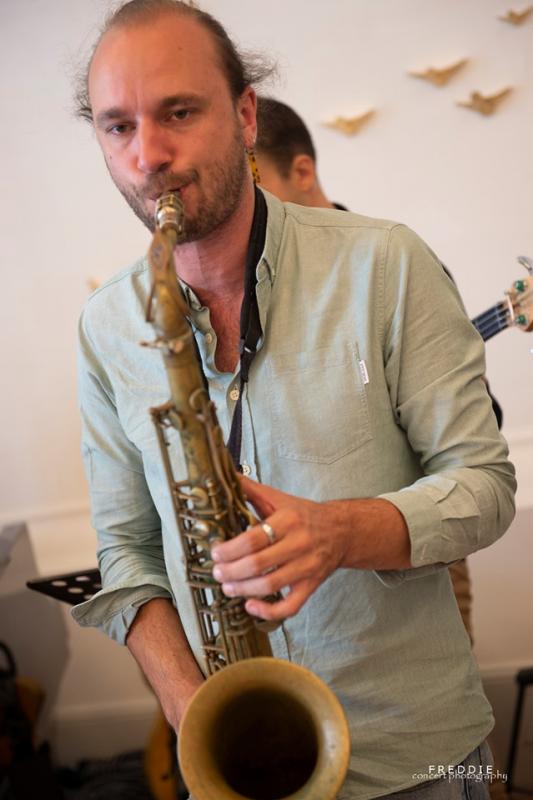 Jeroen Capens speelt sax op Jazzathome 2019 in Den Breckpot
