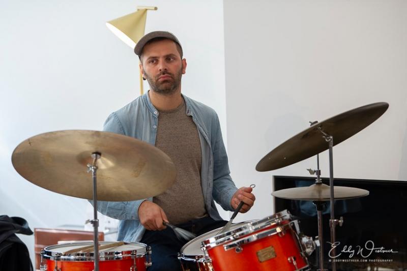 Armando Luongo speelt drums op Jazzathome 2019