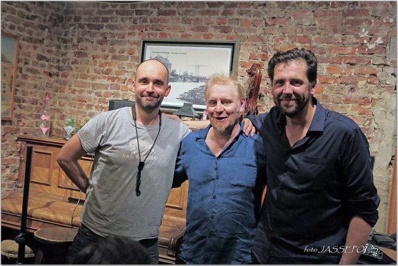 groeps foto Piet Verbist Trio in Het Brughuis tijdens Jazzathome 2019