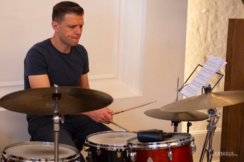 Wim Eggermont speelt drums op Jazzathome 2019 in Den Breckpot