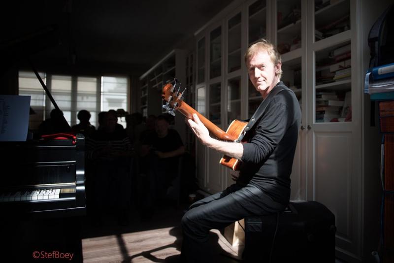 Theo de Jong speelt gitaar op Jazzathome 2019