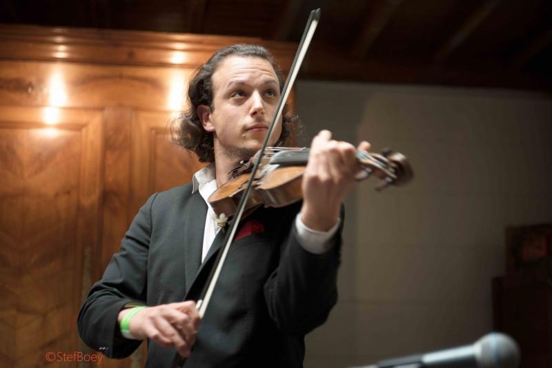 Leo Ullmann speelt viool tijdens Jazzathome 2019