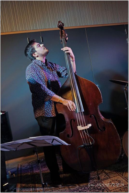 Basile Rahola speelt bas tijdens Jazzathome 2019 in Het Predikheren