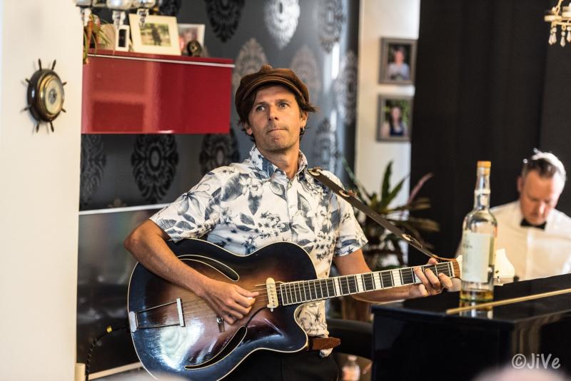 Kurt De Bruyn speelt gitaar tijdens Jazzathome 2019