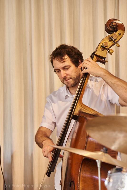 Hendrik Vanattenhoven speelt contrabas tijdens Jazzathome 2019
