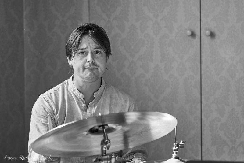 Nico Manssens speelt drums tijdens Jazzathome 2019