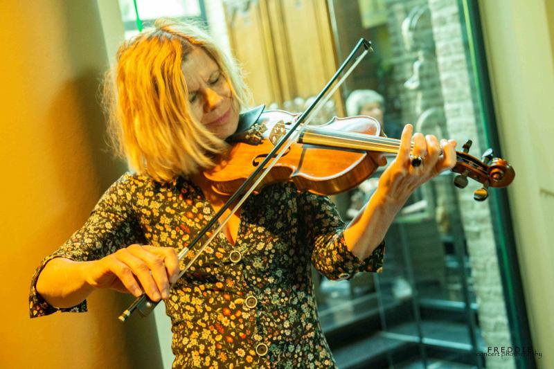 Lucie Gaillard speelt viool in Galerie M tijdens Jazzathome 2019