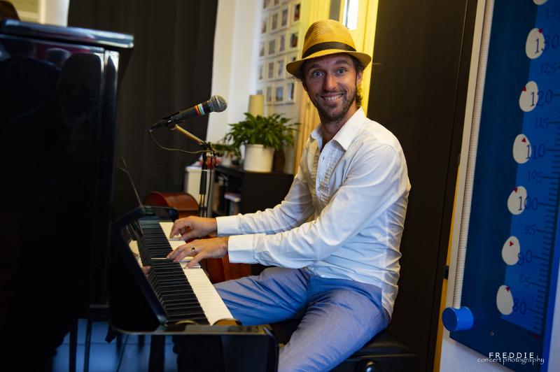 Ilja De Neve speelt piano tijdens Jazzathome 2019